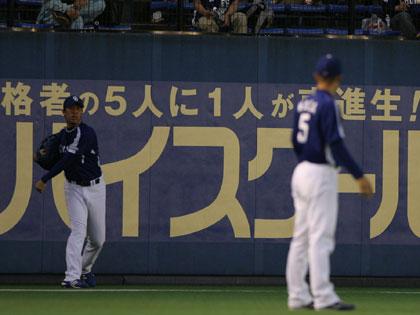＜ロ・中＞２回、竹原の飛球を左翼手・和田（右）が見失い、中堅手・李が慌てて送球するもランニング本塁打とする