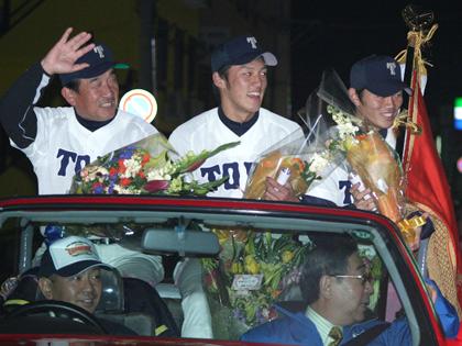 パレードする（左から）高橋昭雄監督、ロッテ３位の上野大樹、日本ハム１位の大野奨太