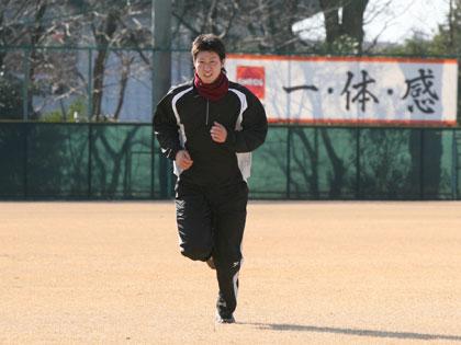 古巣・新日本石油のグランドで練習を公開した田沢は軽くランニング