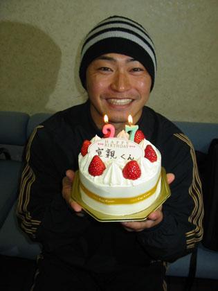 ２７歳の誕生日ケーキを手に笑顔を見せるヤクルト・青木宣親