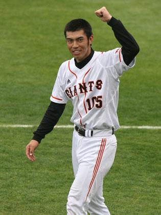 満塁本塁打を打った育成選手の山本はスタンドのファンの声援にガッツポーズで応える