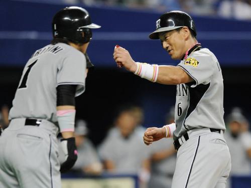 １回、新井の二塁打で生還し、タッチを交わす阪神・三走鳥谷（左）と二走金本