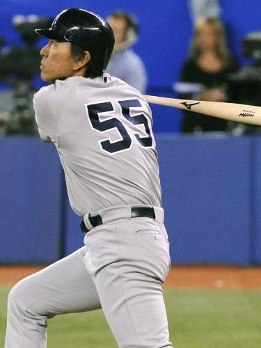 ブルージェイズ戦の９回、中越えに本塁打を放つヤンキース・松井秀喜