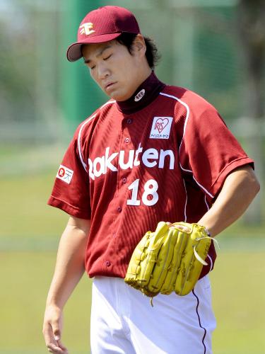 中日との練習試合で連続本塁打を浴び、厳しい表情の楽天・田中