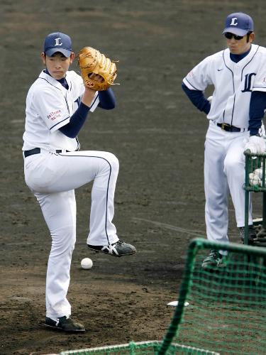潮崎投手コーチが見守る中、フリー打撃に初登板した西武・雄星