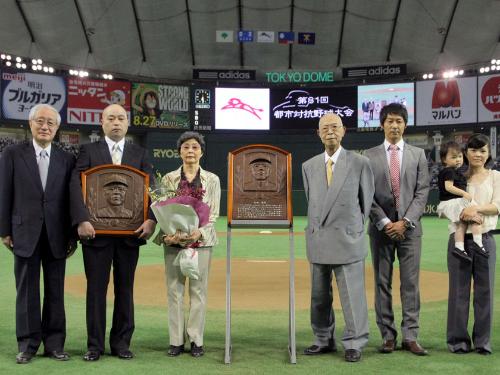 古田昌幸さんのレリーフを中心に記念写真に納まる関係者ら。（左から）加藤良三・日本プロフェッショナル野球組織コミッショナー、次男の徹哉さん、妻の淑子さん、野球評論家の大沢啓二さん、三男の淳哉さん