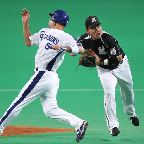 ＜中・ロ＞１回２死一、二塁、一塁走者・和田（左）と交錯しそうになり、一塁に悪送球する井口