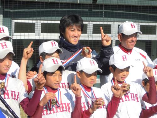 優勝した判田少年野球クラブの子供たちと笑顔で１番ポーズするソフトバンク・内川