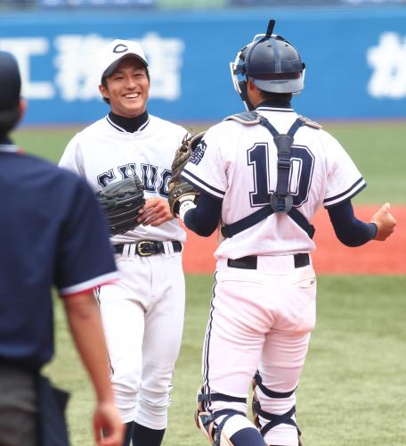 ＜中大・亜大＞完封勝利を飾った中大・島袋（左）は飯田捕手と笑顔を見せる