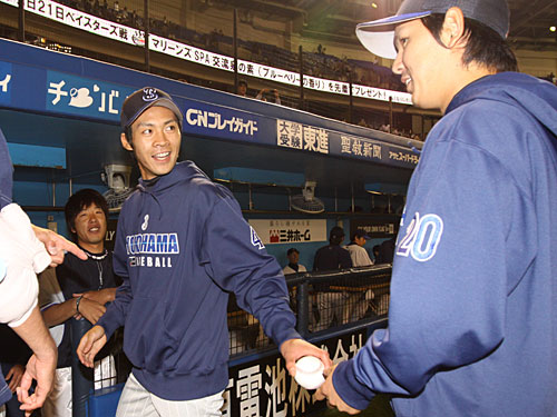 ＜ロ・横＞勝利投手の大原慎（左）はウイニングボールを先発し力投していた須田にプレゼントする