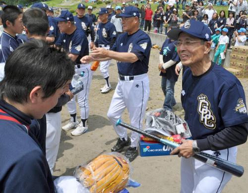 被災した球児に野球用具を贈る日本プロ野球名球会の王貞治理事長（右）ら