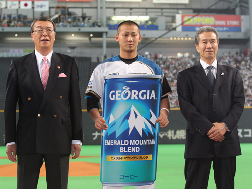 「ジョージア魂」賞を受賞した中田（中）。左は北海道コカ・コーラボトリング矢吹社長、右は山田氏
