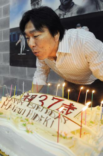 試合前に37歳の誕生日を祝福され、報道陣から贈られたケーキの火を消すアスレチックス・松井