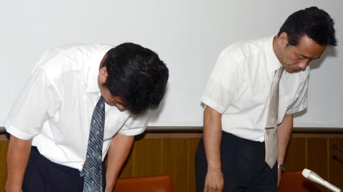 記者会見で謝罪する天理高校野球部の森川芳夫監督（左）と大西卓也部長