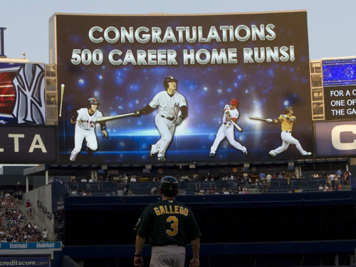 大型スクリーンに映し出される松井の５００号本塁打を称える映像