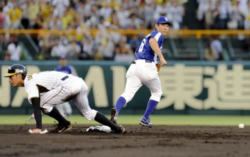 １回阪神１死一、三塁、新井貴の三ゴロで森野の送球を二塁手井端が捕球ミス、タイムリーエラーとなる。左は鳥谷