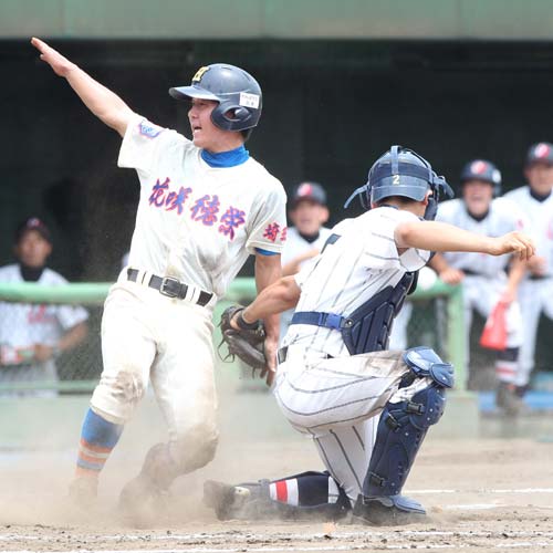 ＜浦和学院・花咲徳栄＞７回１死三塁、投前野選で生還する大塚（左）