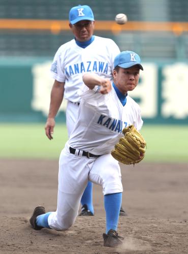 金沢・釜田は浅井監督の見守る中で投球練習を行う