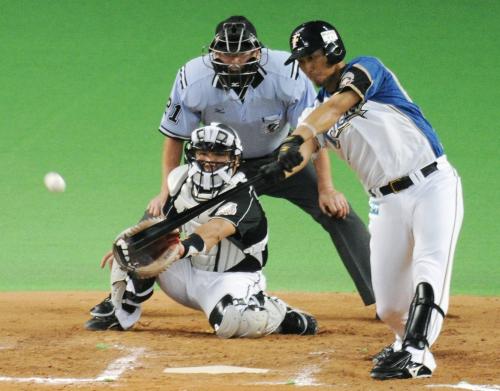 ６回日本ハム２死二塁、中田が右中間に先制二塁打を放つ。捕手里崎
