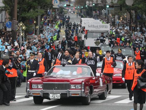 大勢のファンで沿道が埋まったソフトバンクの日本一祝賀パレード