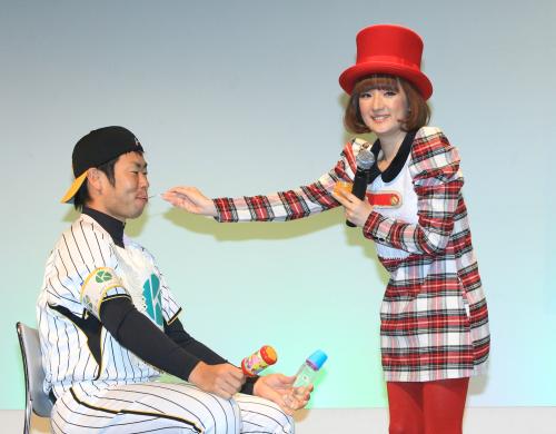 ママ代表・千秋から赤ちゃんに扮した榎田がデザイン賞を受賞したスプーンで食事をもらう
