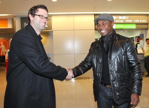 成田空港到着ロビーで握手をかわす西武の新外国人カーター（左）とヘルマン