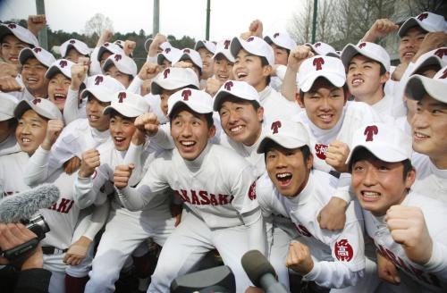 選抜高校野球の出場が決まり、喜ぶ高崎の選手たち