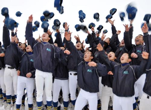 選抜高校野球の出場が決まり、喜ぶ聖光学院の選手たち