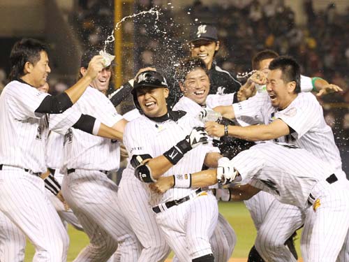 【画像・写真】ロッテ　前半戦サヨナラ締め　“快足”荻野貴ダイブ生還