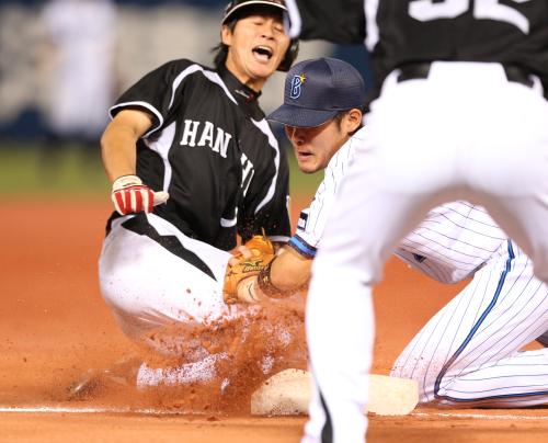 ＜Ｄ・神＞８回１死二、三塁、平野の中前打で阪神の二塁走者・俊介は三塁を狙うもタッチアウト