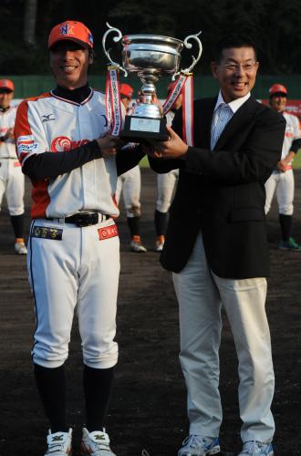 優勝カップを手にする新潟の高津兼任監督（左）。右は村山・ＢＣリーグ代表