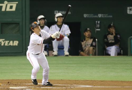 ＜巨人・日本ハム＞１回無死、長野は先頭打者本塁打を放つ