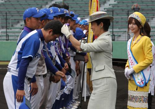 【画像・写真】パナソニック鳥取野球部　歓喜！「連覇だ１・２・３ダー！」