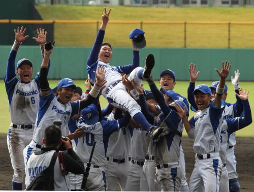 【画像・写真】パナソニック鳥取野球部　歓喜！「連覇だ１・２・３ダー！」