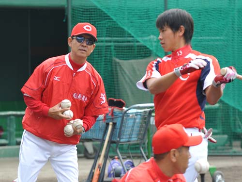 新井打撃コーチ　堂林らを熱血指導「やりやすかった」