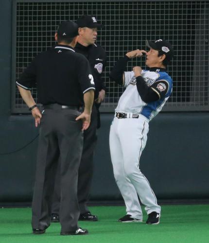 ＜日・巨＞４回無死一塁、加藤への投球で多田野が退場となり、抗議する日本ハム・栗山監督