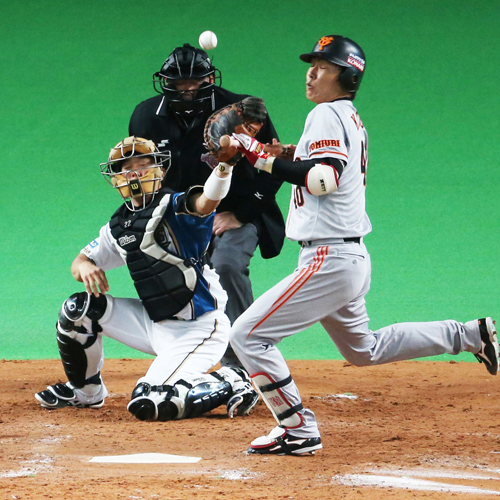 ＜日本ハム―巨人＞４回無死一塁、加藤の胸元付近への投球が捕手のミットをはじく。柳田球審は目を閉じているように見えるが…