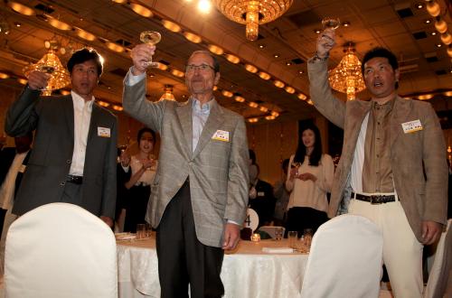 納会パーティーで乾杯する（左から）秋山監督、王球団会長、小久保