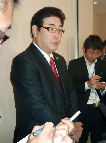 スタッフ会議を終え、取材に応じるＷＢＣ日本代表の山本監督