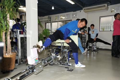 自身の練習用に改良された機器でトレーニングを行う中日・山本昌
