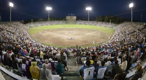 照明設備が完成した北海道旭川市のスタルヒン球場で、プロ野球のナイターを観戦する大勢の観客
