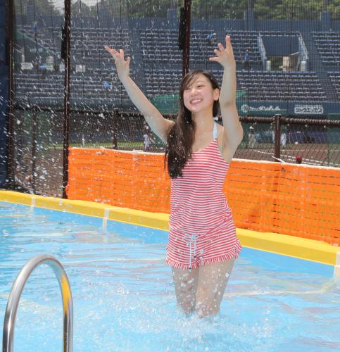 【画像・写真】鎌ケ谷スタジアムにプール完成　鮎川桃果が水着で始球式