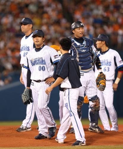 ２４日の巨人戦で初回１死一塁、打者村田の時、藤井（左から２人目）は突如降板する
