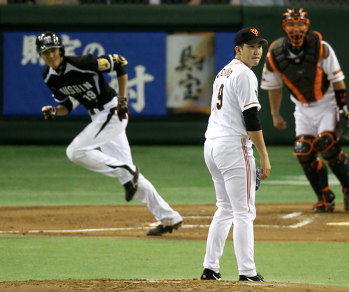 ８月４日には直接対決したルーキーの巨人・菅野と阪神・藤浪（左）。日本テレビの野球中継は伝統の一戦で６０年を迎える
