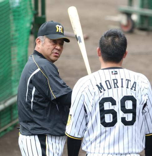 【画像・写真】掛布氏「張り切り過ぎて」熱血指導　安芸キャンプ合流