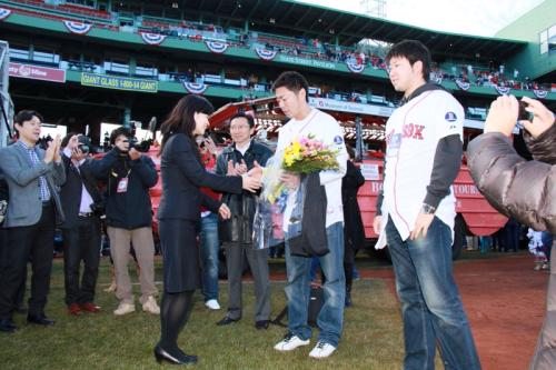 上原＆田沢がＶパレード　地元のＶ決定は９５年ぶり