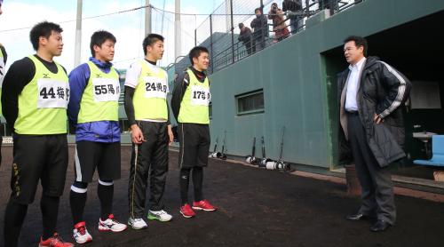 和田監督（右）からアドバイスを受ける（右から）岩貞、横田、陽川、梅野