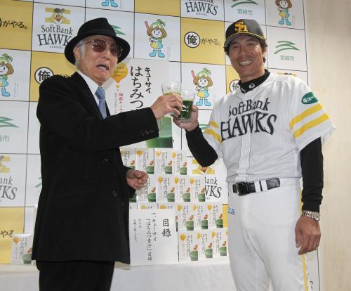 秋山監督　差し入れの「はちみつ青汁」飲んで「おいしい」