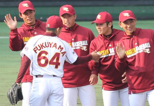 ＜楽・ロ＞５回無失点で勝利投手の松井裕（右から２人目）は福山（６４）からウイニングボールを受け取る