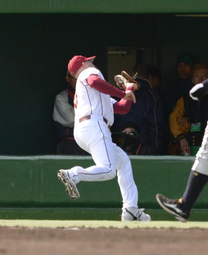 【画像・写真】これぞ伊原野球　一塁ベンチ前への邪飛で二塁→三塁